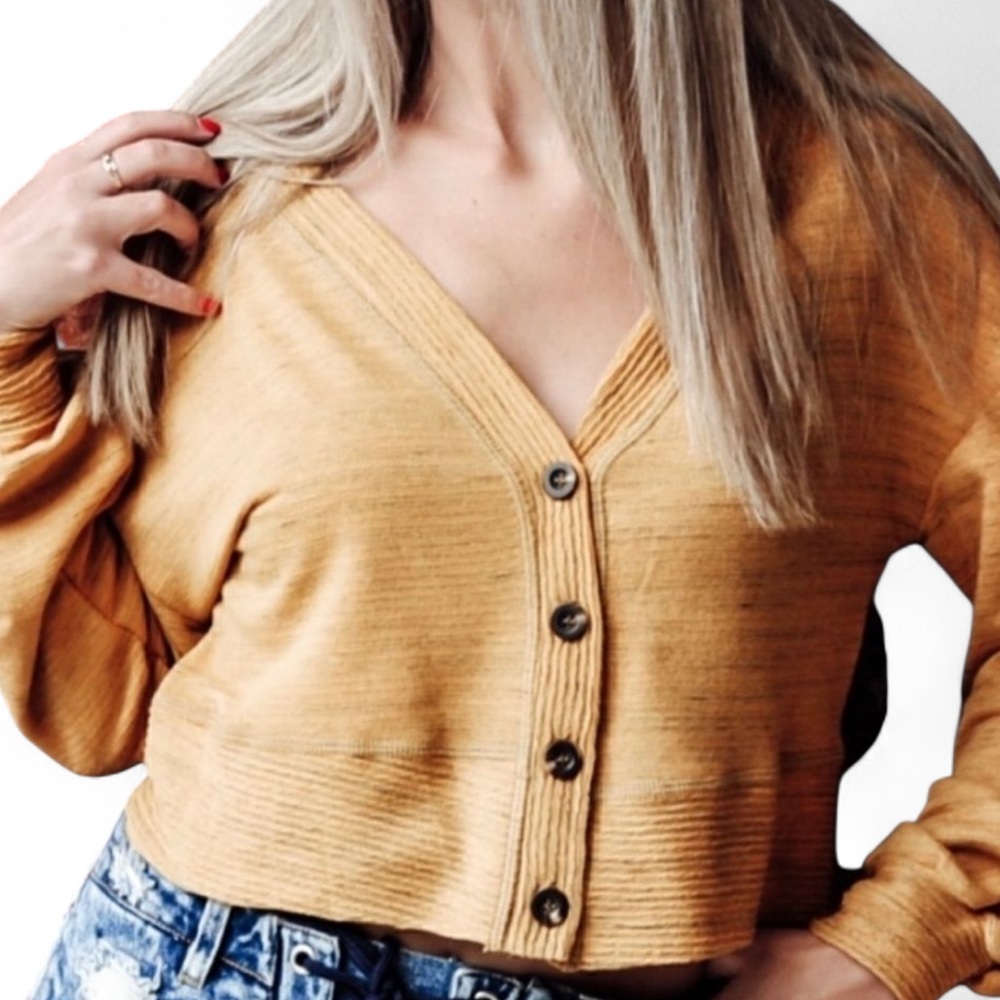 Cropped Button Front V Neck Top‎ - Picture 5 of 16